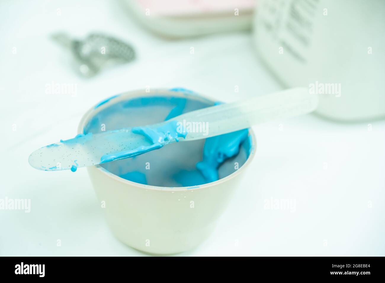 Weiße Schale mit blauer Alginatpaste für Zahnabdrücke mit Kunststoffkelle  zum Mischen Stockfotografie - Alamy