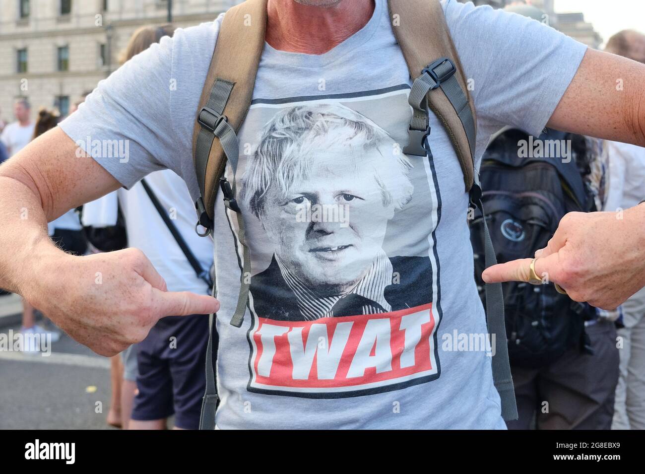 Ein Protestler bei einer Anti-Lockdown-Demonstration am „Freedom Day“ zeigt seinen Unmut über Premierminister Boris Johnson auf seinem T-Shirt. Stockfoto