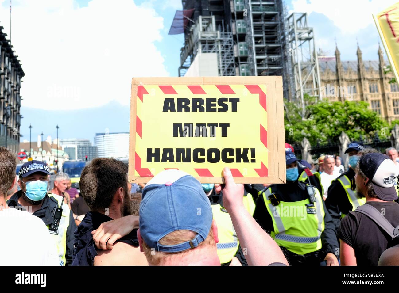 Ein Protestler hält ein Plakat mit der Aufschrift „verhaften Sie Matt Hancock!“ hoch. Während einer Anti-Lockdown-Demonstration am „Freedom Day“. Stockfoto