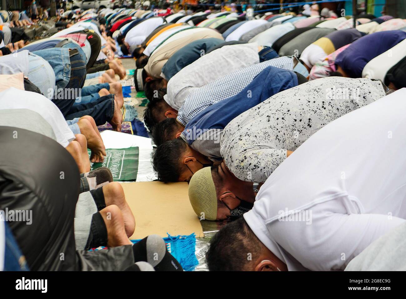 Taguig, National Capital Region, Philippinen. Juli 2021. Philippinische Muslime verneigt sich im Gebet für das Eid al-Adha oder das Opferfest, als sie sich vor der Goldenen Moschee und dem Kulturzentrum von Manila in Quiapo, Stadt Manila, versammelten. (Bild: © George Buid/ZUMA Press Wire) Stockfoto
