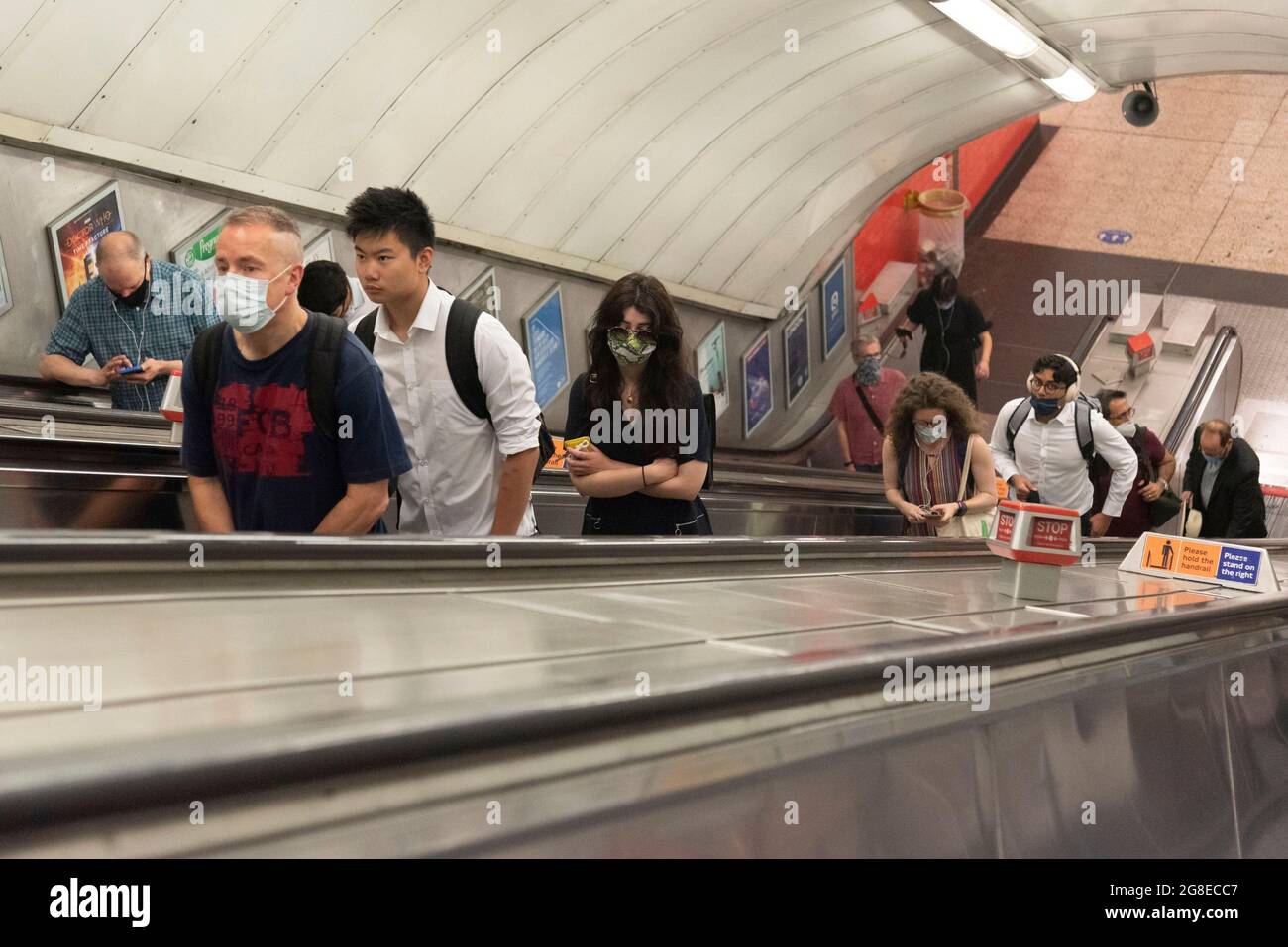 (210720) -- LONDON, 20. Juli 2021 (Xinhua) -- Passagiere laufen in einer U-Bahn-Station während der morgendlichen Hauptverkehrszeit in London, Großbritannien, am 19. Juli 2021. Als sich England am Montag in die letzte Phase der Aufhebung der COVID-19-Beschränkungen begab, im so genannten „Freedom Day“, erinnerten medizinische Experten die Öffentlichkeit an Vorsicht. Fast alle gesetzlichen Beschränkungen für den sozialen Kontakt wurden aufgehoben. Es gibt jetzt keine Grenzen mehr, wie viele Menschen sich treffen oder an Veranstaltungen teilnehmen können, Nachtklubs, die um Mitternacht wieder eröffnet werden, und Gesichtsbedeckungen werden in einigen Räumen empfohlen, aber nicht gesetzlich vorgeschrieben. (Foto von Ray Stockfoto
