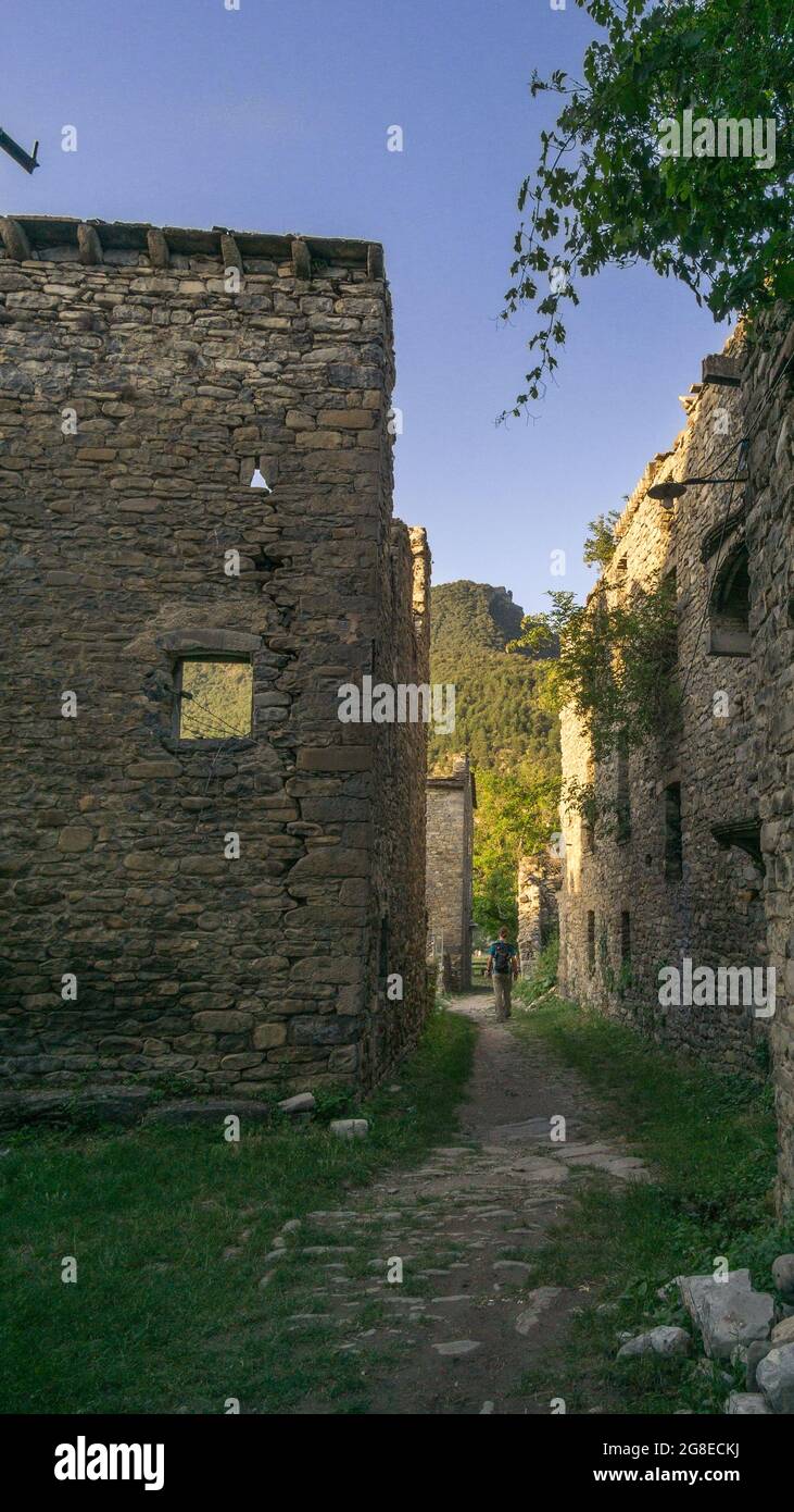 Spaziergang in einer leeren Straße eines verlassenen Dorfes in den Pyrenäen, Janovas, Spanien Stockfoto