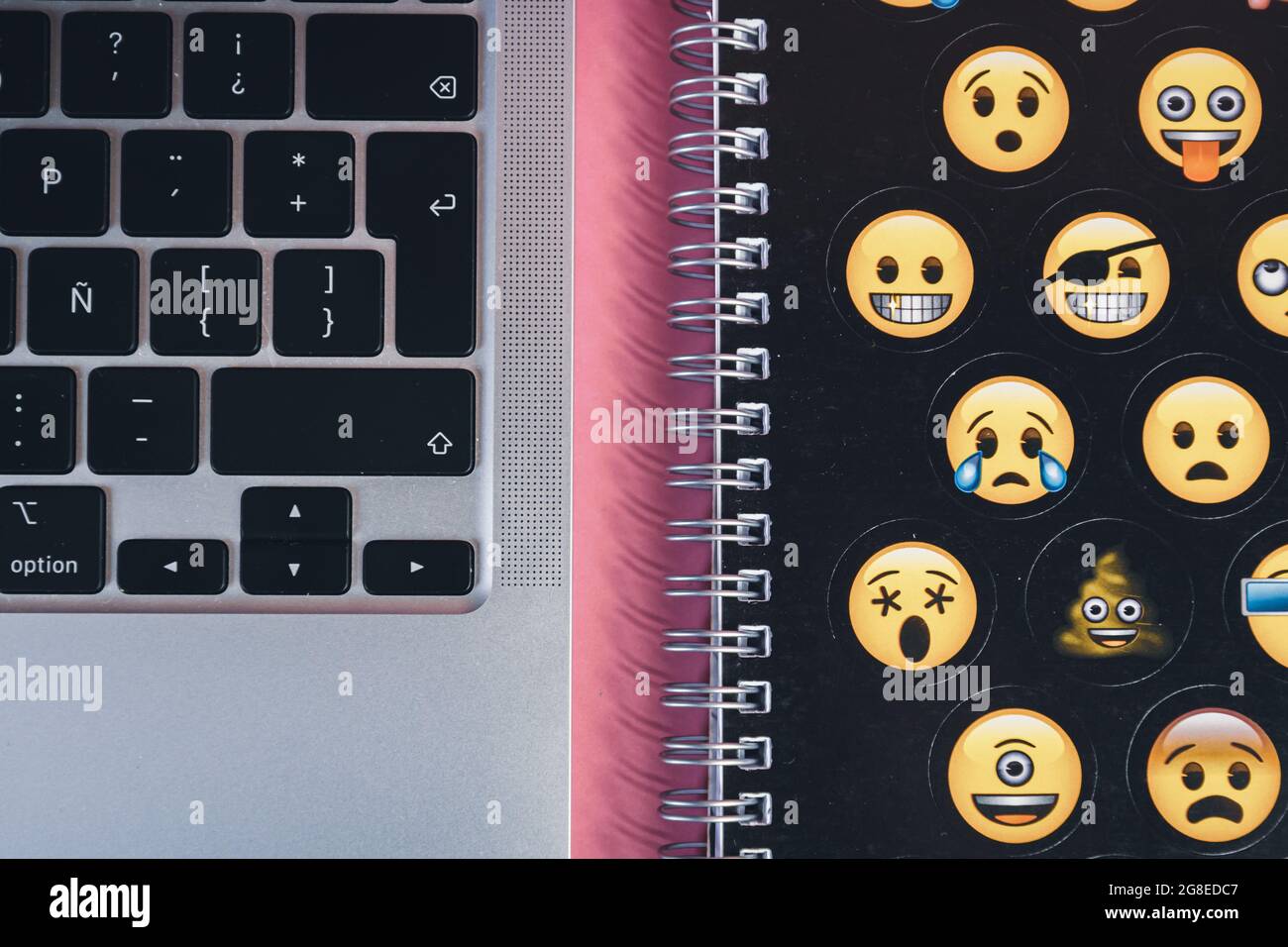 Eine Laptop-Tastatur und ein Emoji-Copybook. Produktivität und  Studienkonzept. Handschrift Stockfotografie - Alamy