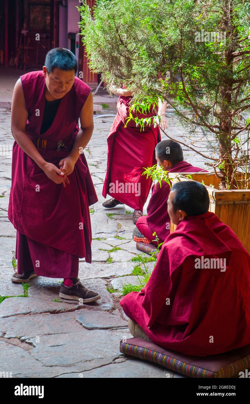 Buddhistische Mönche führen rituelle Debatten im Jokhang-Tempel in Lhasa, Tibet Stockfoto