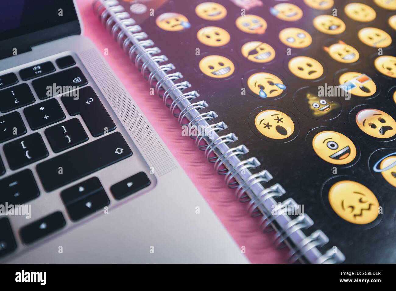 Eine Laptop-Tastatur und ein Emoji-Copybook. Produktivität und  Studienkonzept. Handschrift Stockfotografie - Alamy