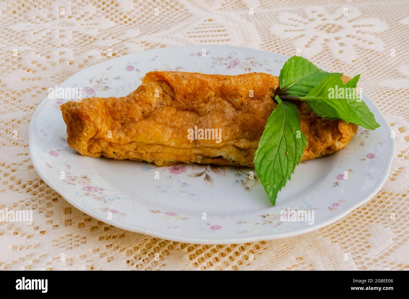 Goldbraunes Ei-Omelett Stockfoto