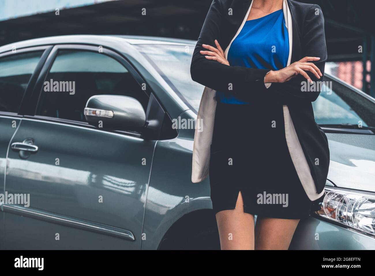 Zuversichtlich Professional Business Frau neben dem Auto stehen. Konzept der Anmietung und Vertrieb Besetzung. Stockfoto