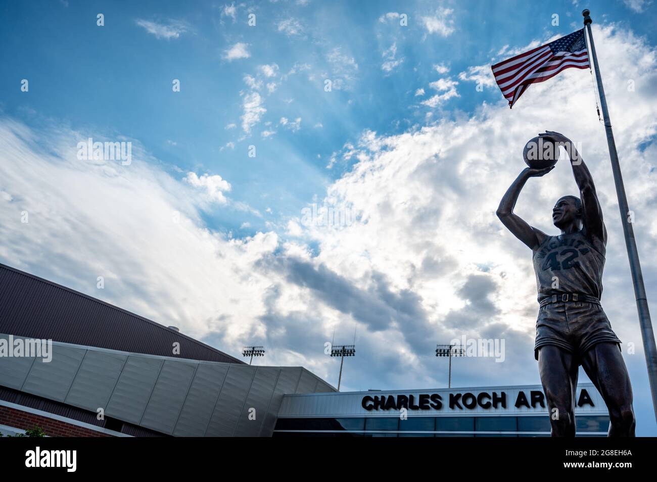 Wichita, Kansas, USA: 6-2021: Statue vor der Charles Koch Arena auf dem zentralen Campus der Wichita State University, wo die Shocker spielen Stockfoto