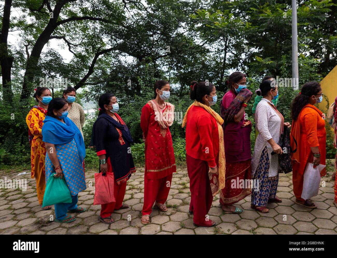 Kathmandu, Nepal. Juli 2021. Menschen warten in einer Schlange auf die Registrierung, bevor sie sich mit dem US-Impfstoff Johnson und Johnson gegen den Covid-19 impfen lassen.Menschen im Alter von 50-54 Jahren werden mit unterschiedlich behinderten Menschen, Sanitäranlagen und ausländischen Wanderarbeitern mit dem US-Impfstoff Johnson und Johnson gegen das Coronavirus Covid-19 geimpft. Kredit: SOPA Images Limited/Alamy Live Nachrichten Stockfoto