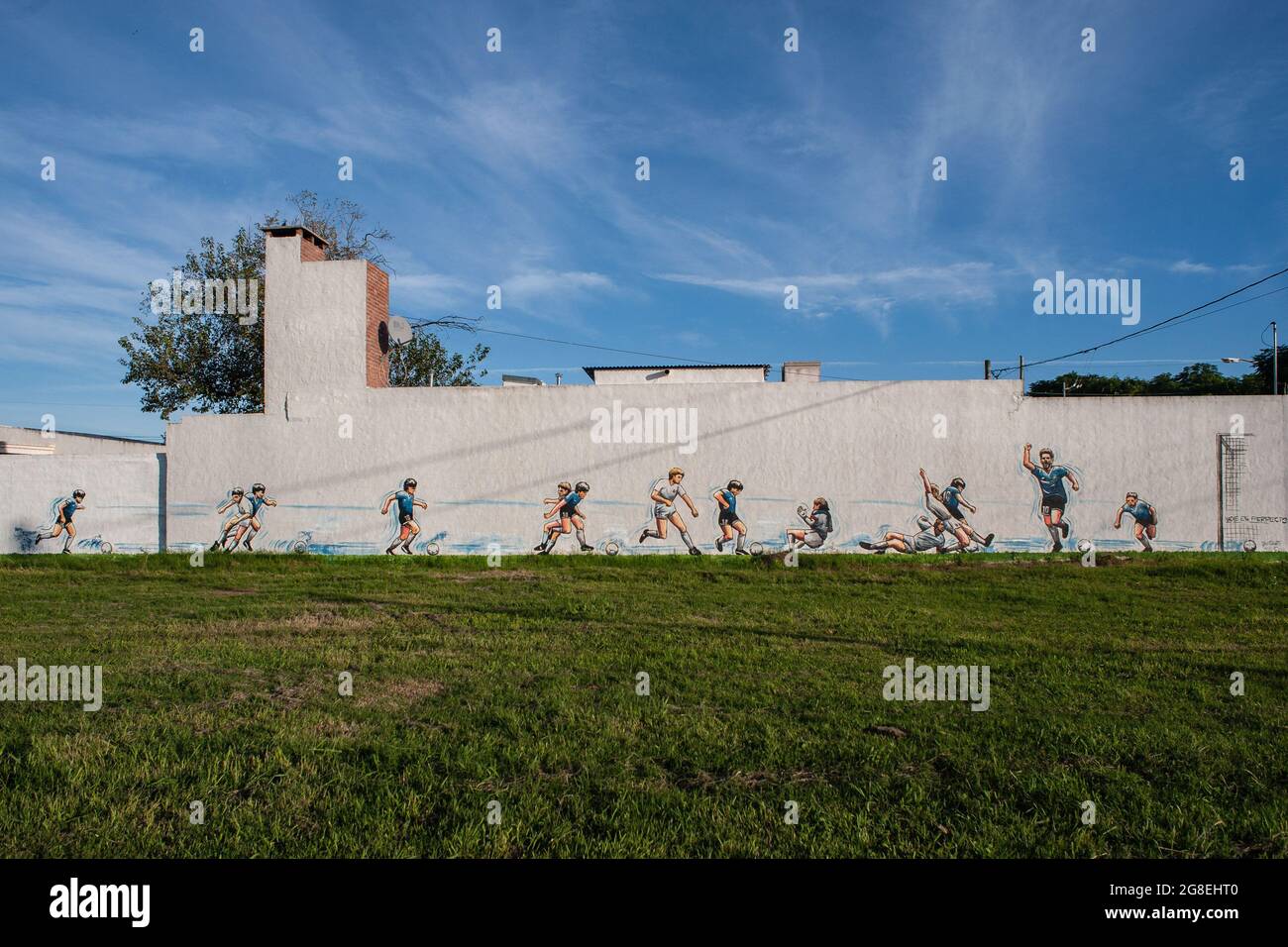 In Firmat ist ein Wandgemälde zu sehen, das die Figur der verstorbenen Fußballlegende Diego Armando Maradona feiert. Das Wandbild des Künstlers Ariel Bertolotti zeigt das legendäre Tor gegen das englische Team bei der Weltmeisterschaft 86 in Mexiko mit einer Wendung: Das Tor wird nicht von Maradona, sondern vom heutigen Star Lionel Messi gefeiert. Maradona starb am 25. November 2020 im Alter von 60 Jahren an schwerer Herzinsuffizienz unter Umständen, die noch untersucht werden. Stockfoto