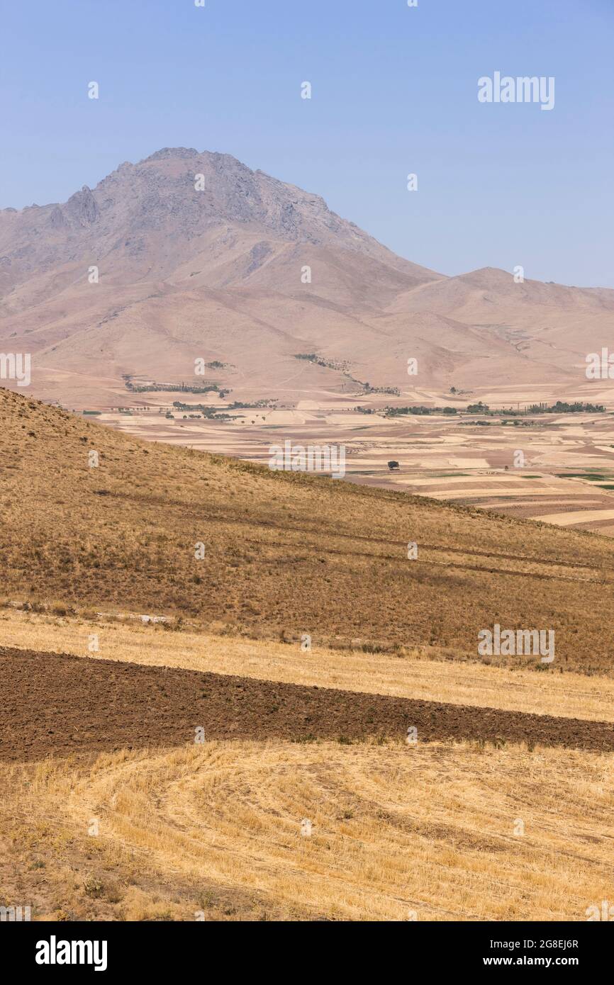 Landschaft von Hochland mit Bergen und Feldern, Vorort von Hamedan (Hamadan), Provinz Hamadan, Iran, Persien, Westasien, Asien Stockfoto