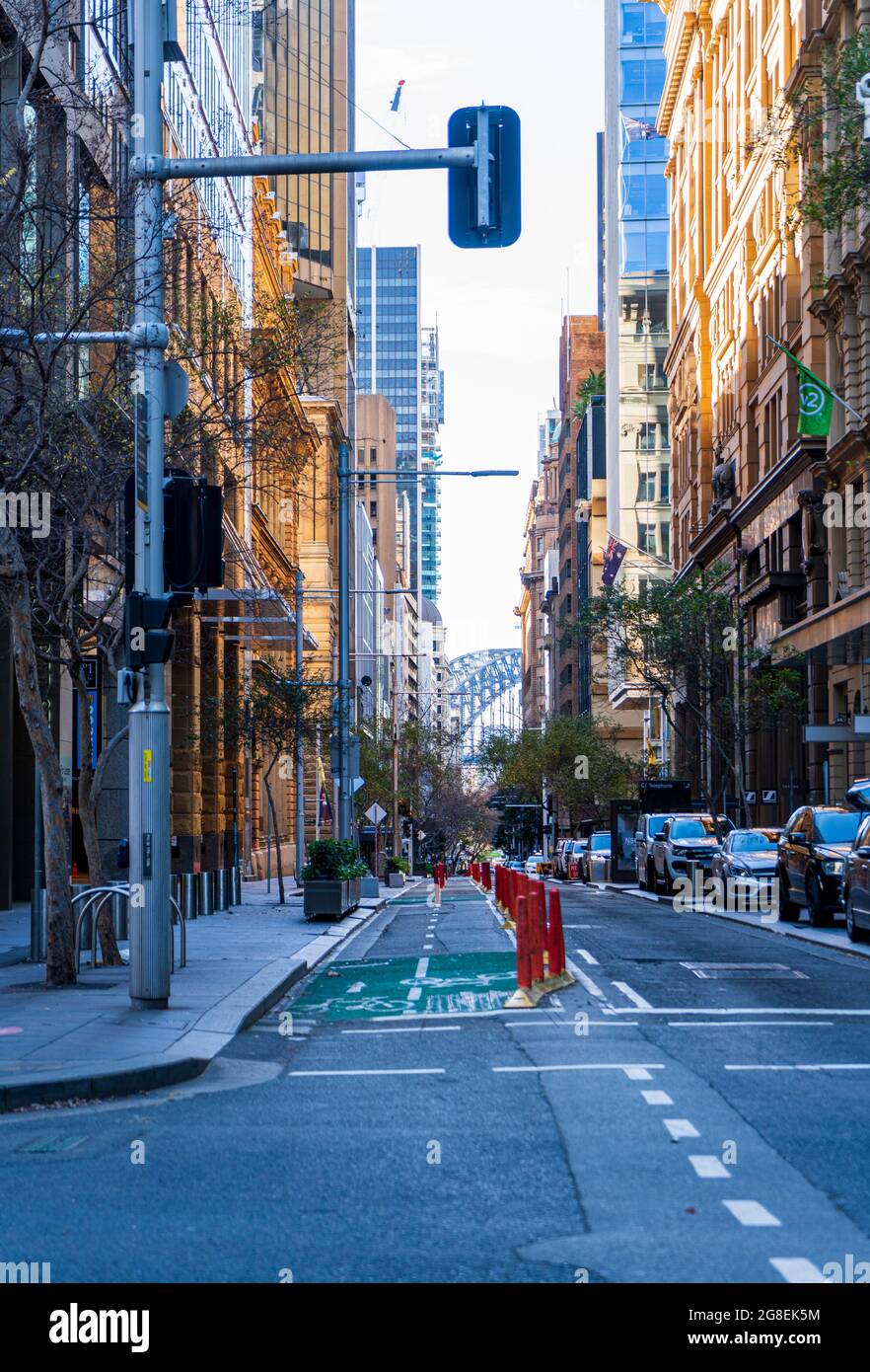 Einsame Straße im Geschäftsviertel von Sydney, Australien, mit der Sydney Harbour Bridge am Ende der Straße Stockfoto
