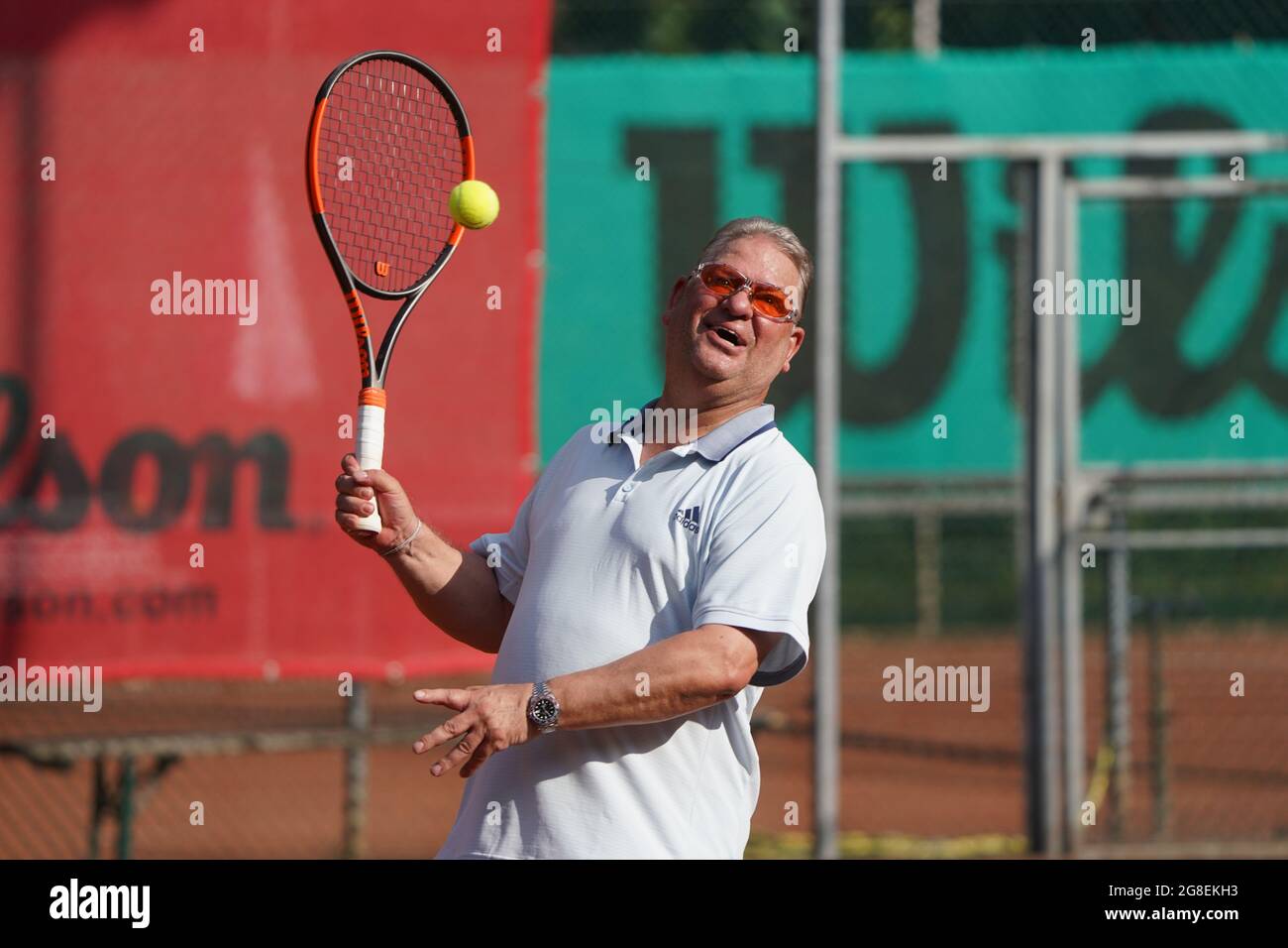 Hamburg, Deutschland. Juli 2021. Frank Pagelsdorf, ehemaliger Trainer des Hamburger SV und der Hansa Rostock, trifft auf dem Tennisplatz des SC Condor einen Ball. Kredit: Marcus Brandt/dpa - WICHTIGER HINWEIS: Gemäß den Bestimmungen der DFL Deutsche Fußball Liga und/oder des DFB Deutscher Fußball-Bund ist es untersagt, im Stadion und/oder vom Spiel aufgenommene Fotos in Form von Sequenzbildern und/oder videoähnlichen Fotoserien zu verwenden oder zu verwenden./dpa/Alamy Live News Stockfoto