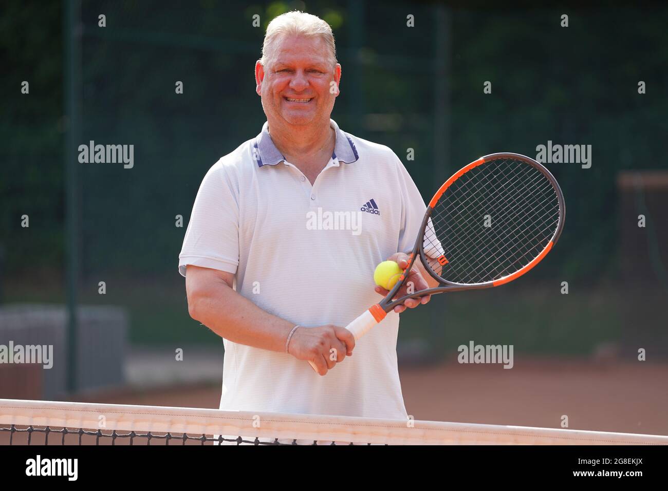 Hamburg, Deutschland. Juli 2021. Frank Pagelsdorf, ehemaliger Trainer des Hamburger SV und der Hansa Rostock, steht auf dem Tennisplatz des SC Condor. Kredit: Marcus Brandt/dpa - WICHTIGER HINWEIS: Gemäß den Bestimmungen der DFL Deutsche Fußball Liga und/oder des DFB Deutscher Fußball-Bund ist es untersagt, im Stadion und/oder vom Spiel aufgenommene Fotos in Form von Sequenzbildern und/oder videoähnlichen Fotoserien zu verwenden oder zu verwenden./dpa/Alamy Live News Stockfoto