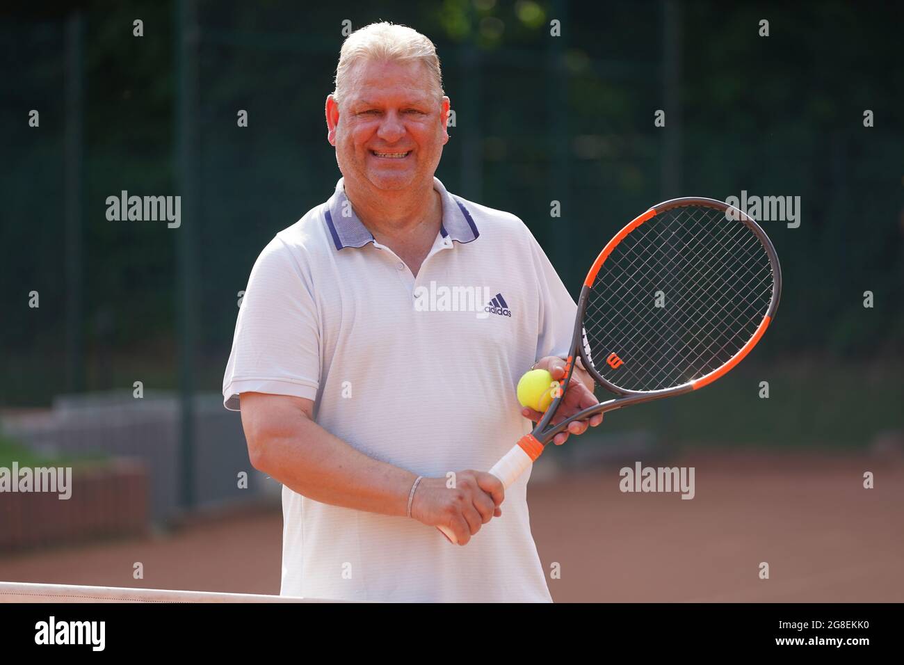 Hamburg, Deutschland. Juli 2021. Frank Pagelsdorf, ehemaliger Trainer des Hamburger SV und der Hansa Rostock, steht auf dem Tennisplatz des SC Condor. Kredit: Marcus Brandt/dpa - WICHTIGER HINWEIS: Gemäß den Bestimmungen der DFL Deutsche Fußball Liga und/oder des DFB Deutscher Fußball-Bund ist es untersagt, im Stadion und/oder vom Spiel aufgenommene Fotos in Form von Sequenzbildern und/oder videoähnlichen Fotoserien zu verwenden oder zu verwenden./dpa/Alamy Live News Stockfoto