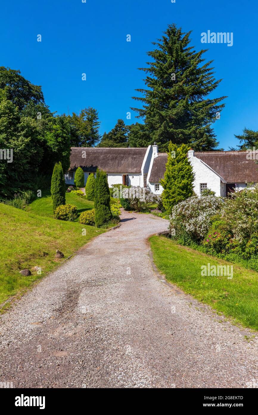 Häuser und Einfahrt in Swanston Village. Am Stadtrand von Edinburgh, Schottland, Großbritannien Stockfoto