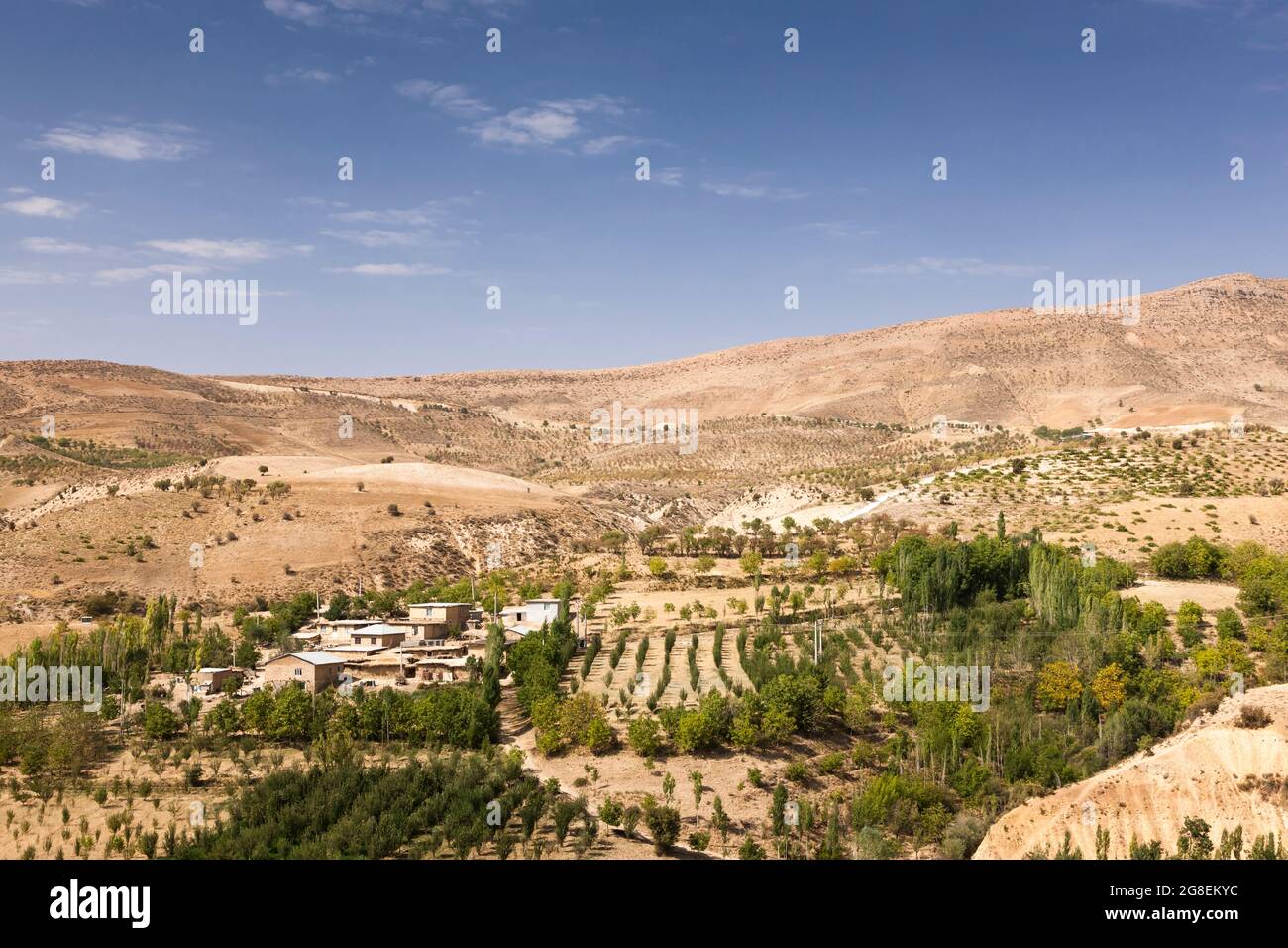 Blick auf landwirtschaftliche Felder und Dorf im Hochlandtal, Zagros Berge, Mambalu, Fars Provinz, Iran, Persien, Westasien, Asien Stockfoto