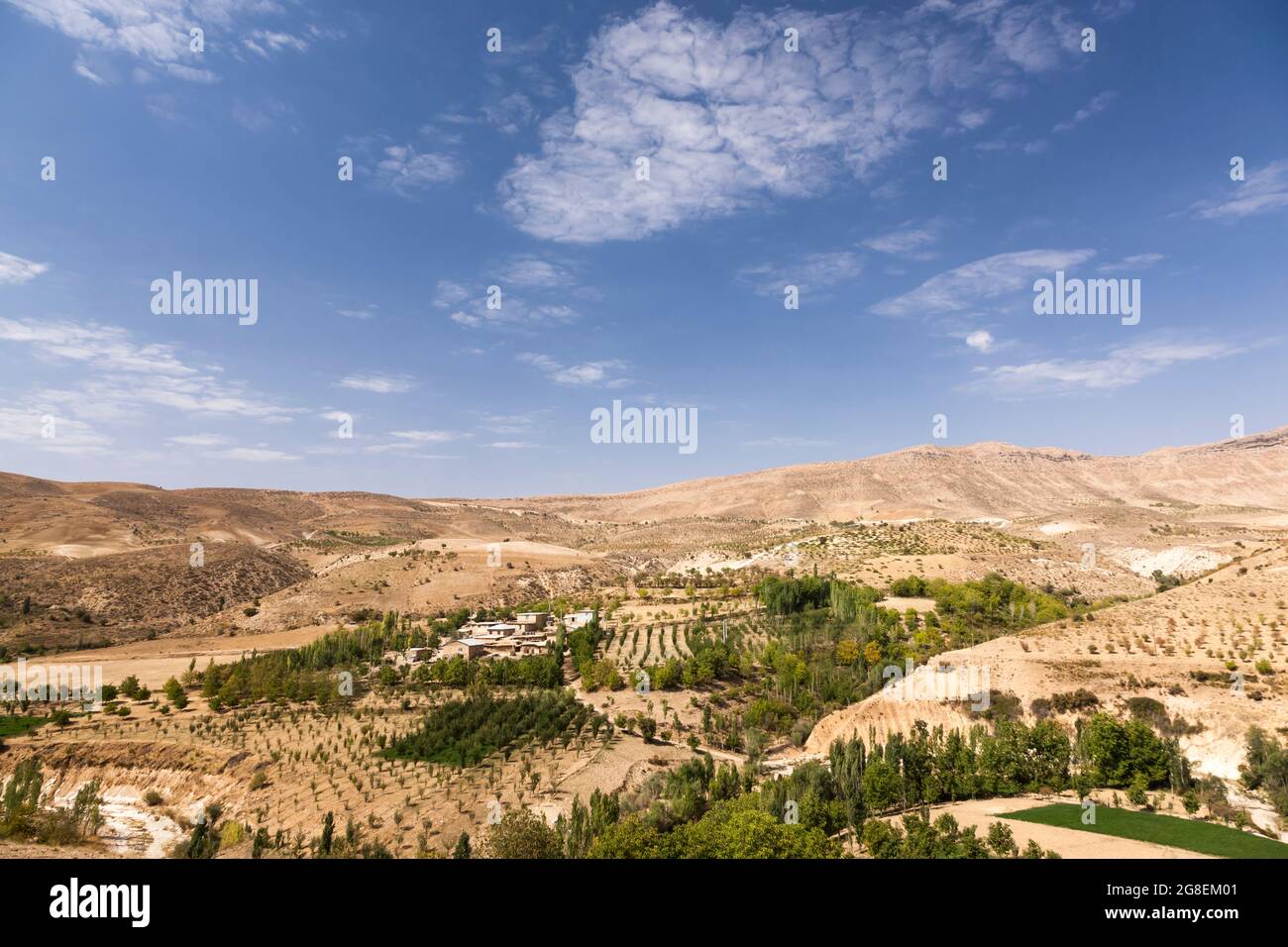 Blick auf landwirtschaftliche Felder und Dorf im Hochlandtal, Zagros Berge, Mambalu, Fars Provinz, Iran, Persien, Westasien, Asien Stockfoto