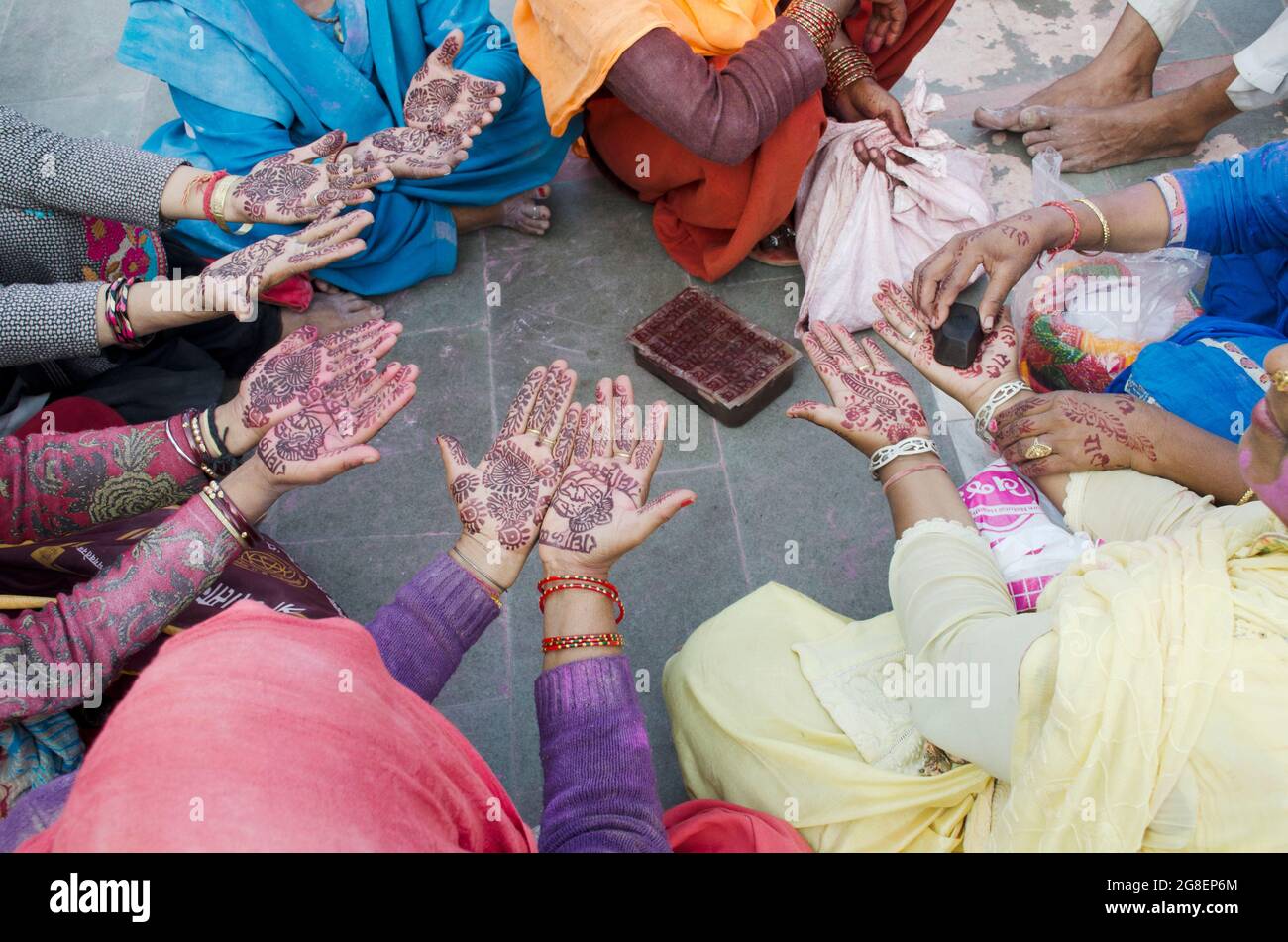 Frauen tätowieren sich in einem Tempel in Uttar Pradesh, Indien. Stockfoto