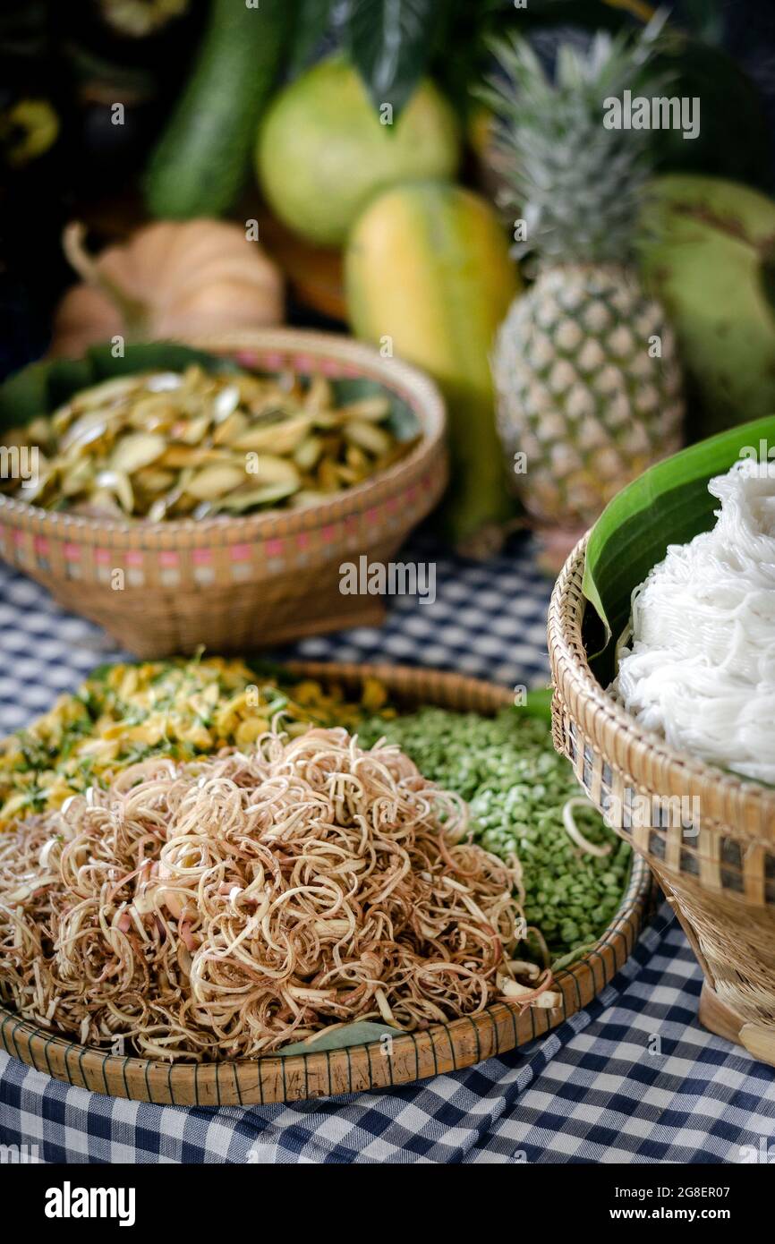 Gemischtes kambodschanisches Gemüse auf traditionellem Buffettisch in Siem Reap mit zerfetzter Bananenblüte im Vordergrund Stockfoto