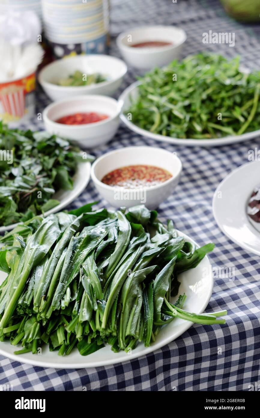 Gemischtes kambodschanisches Gemüse auf traditionellem Buffettisch in Siem Reap Stockfoto