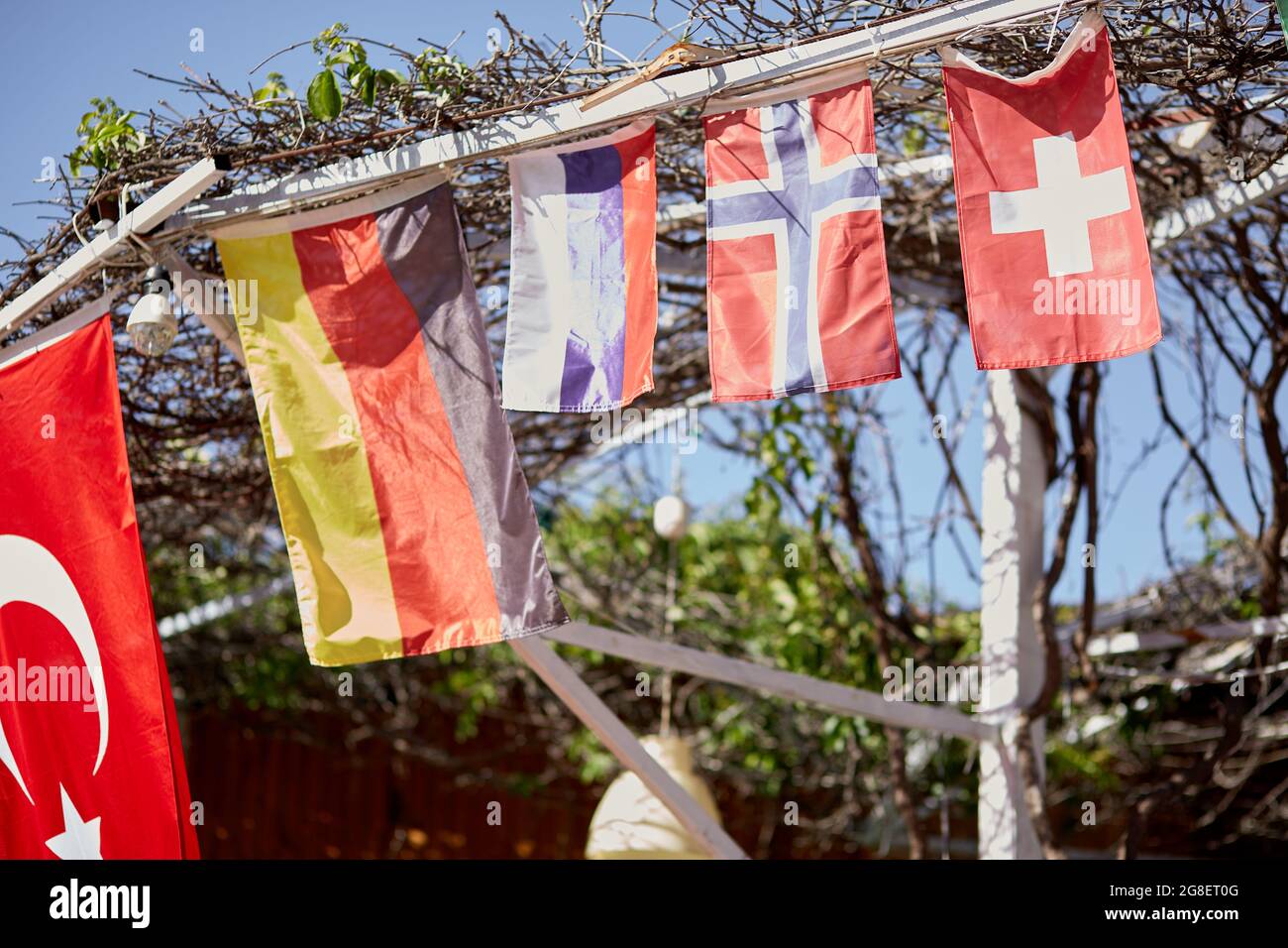Straßencafé mit weltweiten Nationalflaggen der Länder. Hochwertige Fotos Stockfoto