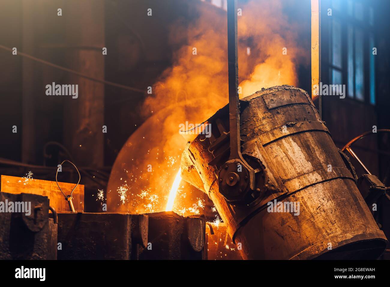 Flüssiges Metall, das in Form von Schöpfkelle in Gießerei metallurgischen Werk, Schwerindustrie. Stockfoto