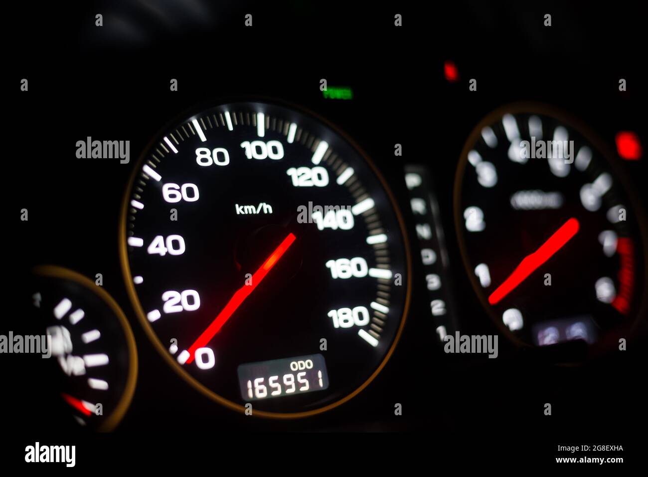 Auto Armaturenbrett wuth rote Hintergrundbeleuchtung: Kilometerzähler,  Tachometer, Drehzahlmesser, Kraftstoffstand, Wassertemperatur und mehr  Stockfotografie - Alamy