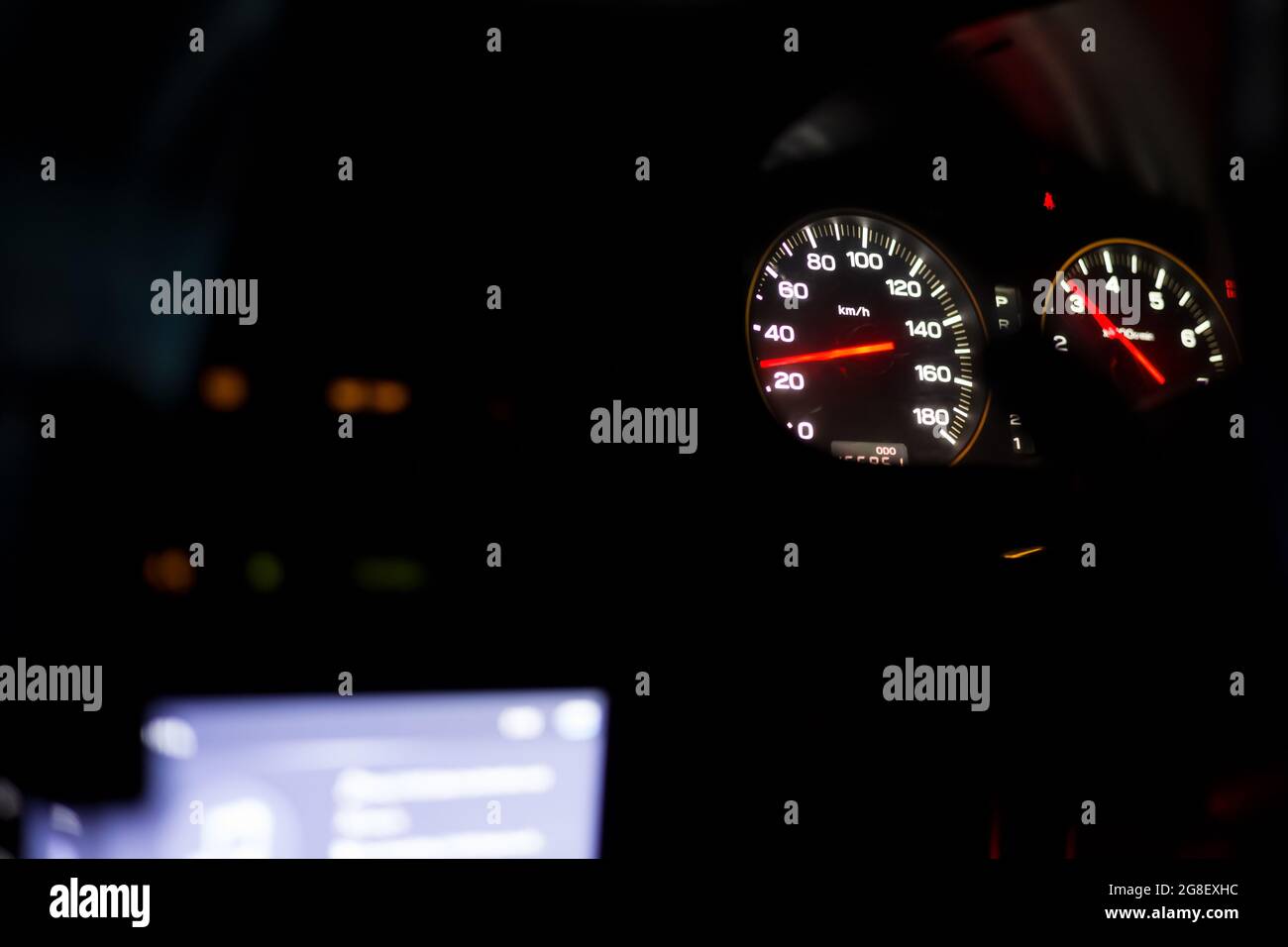 Sportwagen-Armaturenbrett bei Nacht. Nahaufnahme Stockfoto