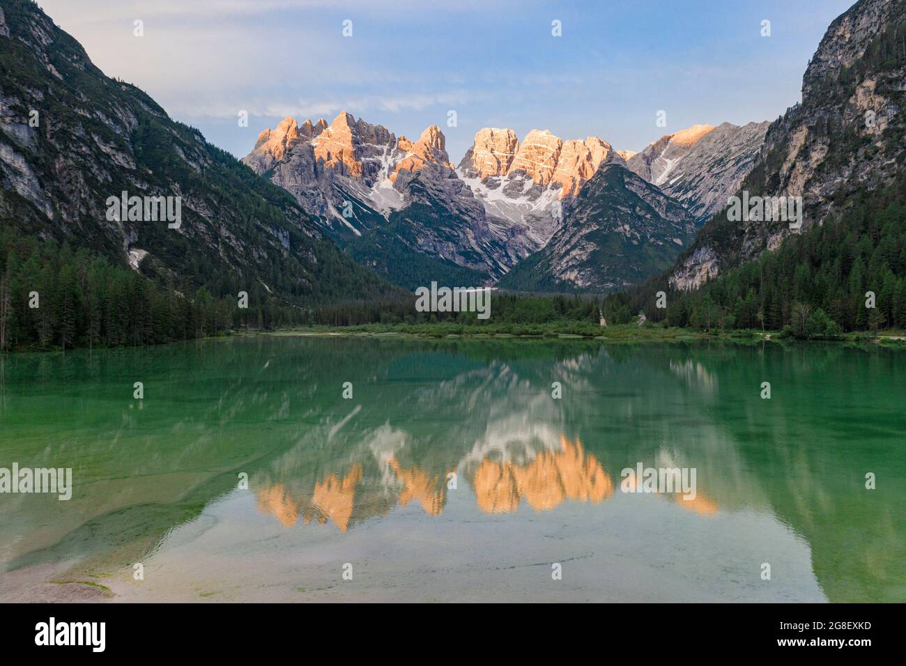 Die Popena-Gruppe und der Monte Cristallo spiegeln sich im unberührten Landro-See (Durrensee) bei Sonnenaufgang, Dolomiten, Südtirol, Italien Stockfoto