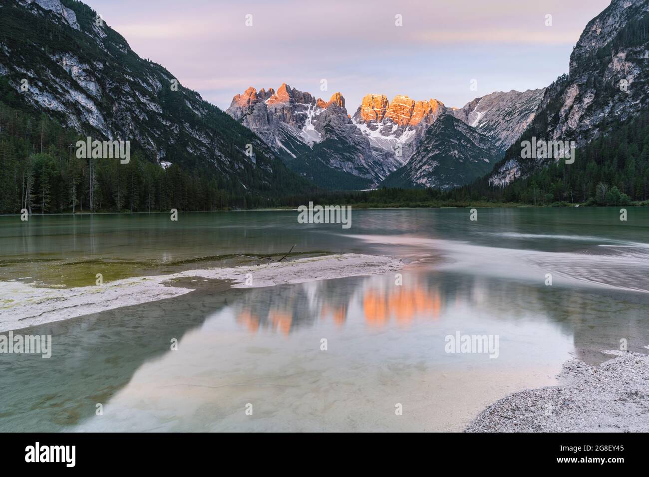 Dolomitengipfel spiegeln sich im Durrensee bei Sonnenaufgang, Toblach, Provinz Bozen, Südtirol, Italien Stockfoto