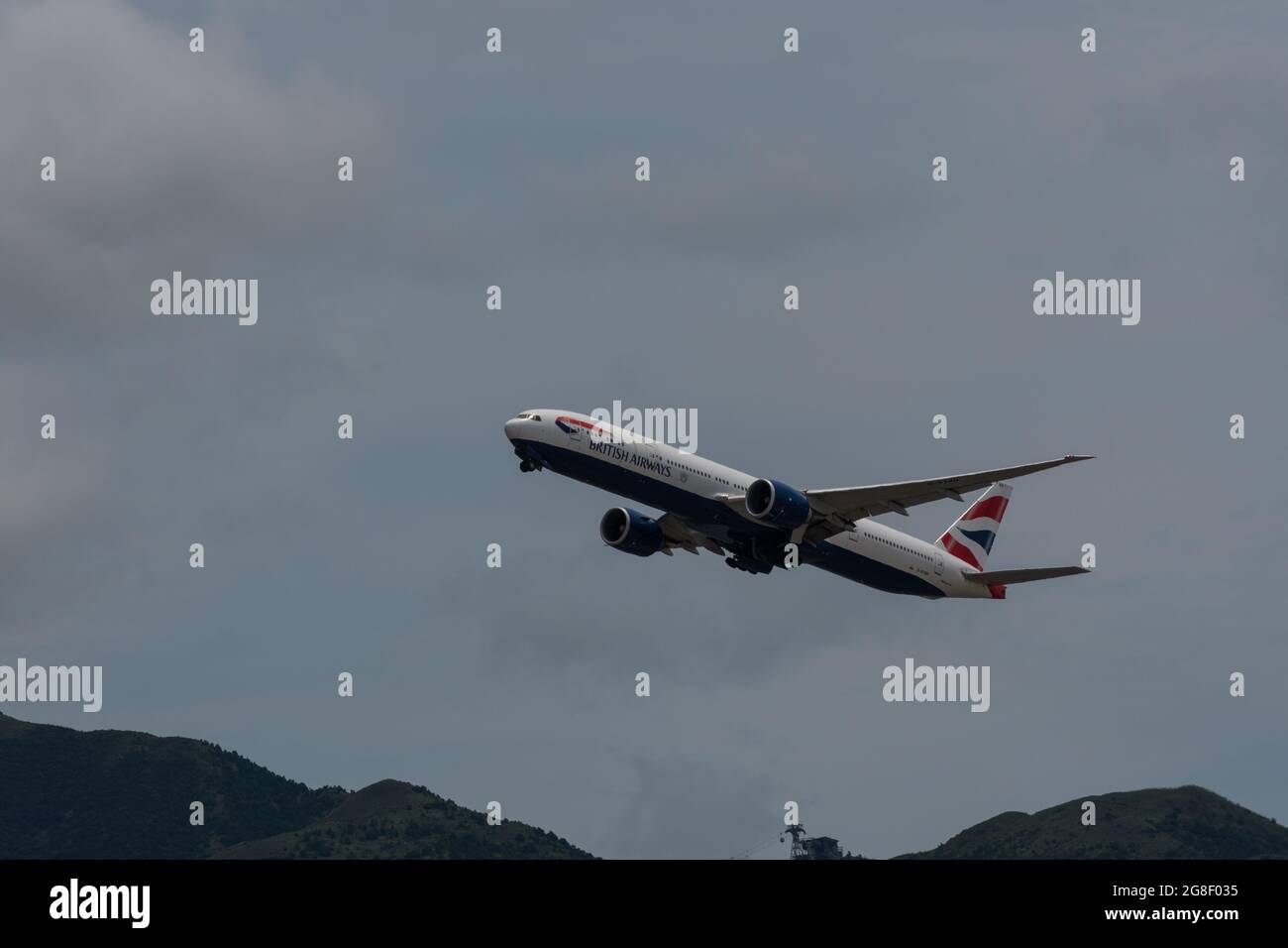 Hongkong, China, 17. Juli 2021, EINE Boeing 777-336(er) von British Airways hebt vom Internationalen Flughafen Hongkong ab. Stockfoto