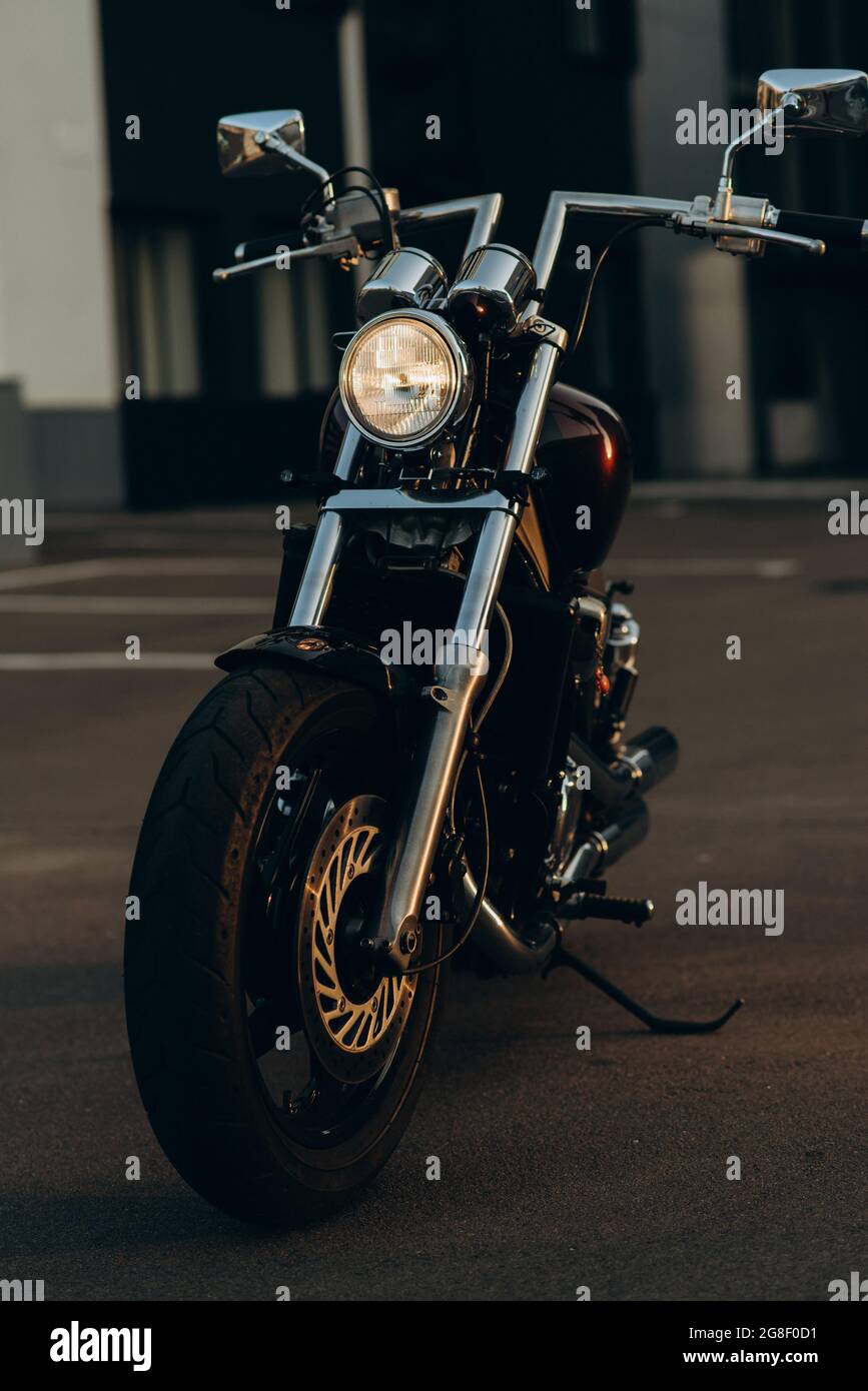 Freiheit.Motorrad-Parkplatz, Vorderansicht. Stylische Custom Chopper Motobike mit Chrom-Details. Weicher, selektiver Fokus. Stockfoto