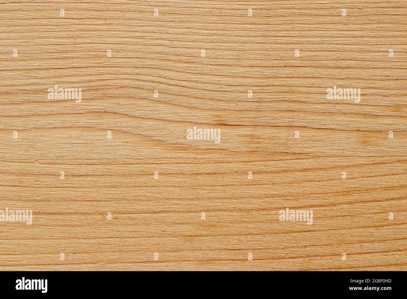 Nahaufnahme des Hintergrunds mit Holzstruktur. Detail von grob geschnittenem hellem Holzbrett mit natürlichem Muster. Makroaufnahme. Stockfoto