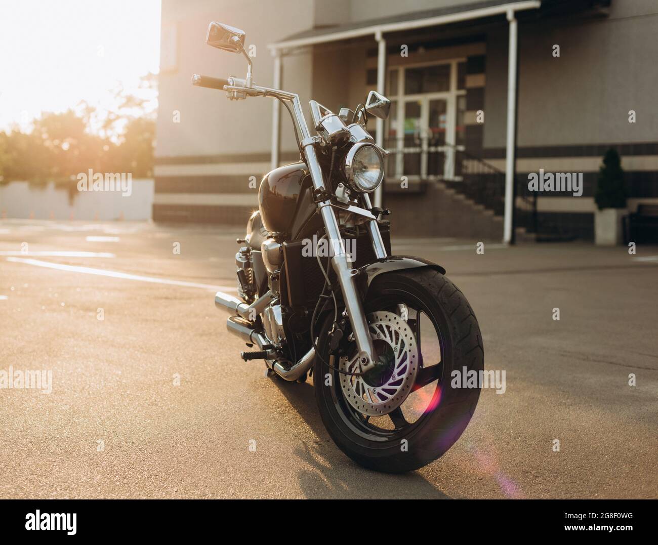 Freiheit. Motorrad auf dem Parkplatz. Stylische Custom Chopper Motobike mit Chrom-Details. Weicher, selektiver Fokus. Stockfoto