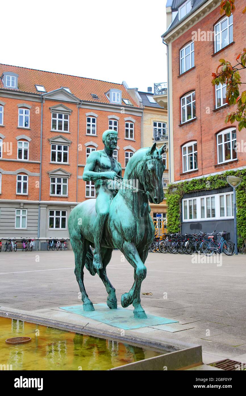 Reiterstatue oder Denkmal in Bronze, Aalborg, Dänemark. Umgeben von historischen Gebäuden, im Stadtzentrum von Aalborg. Stockfoto Reiterstatue oder Denkmal in Bronze, Aalborg, Dänemark. Umgeben von historischen Gebäuden, im Stadtzentrum von Aalborg. Stockfoto