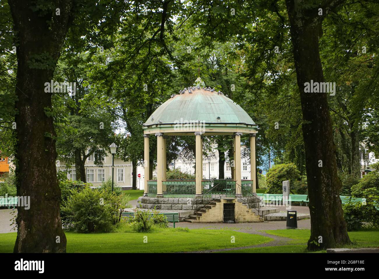 Die Band steht umgeben von Pflanzen und Bäumen im Zentrum des Byparken, einem hübschen öffentlichen Park im Zentrum der Stadt Haugesund, Norwegen Stockfoto
