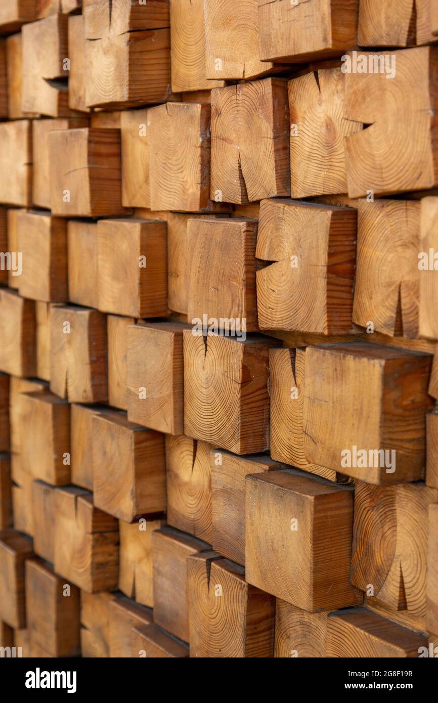 Hölzerne, strukturierte Wand aus Holzwürfeln, Längsschnitte aus Tannenholz. Würfel in der Dioganal-Projektion. Vertikales Foto Stockfoto