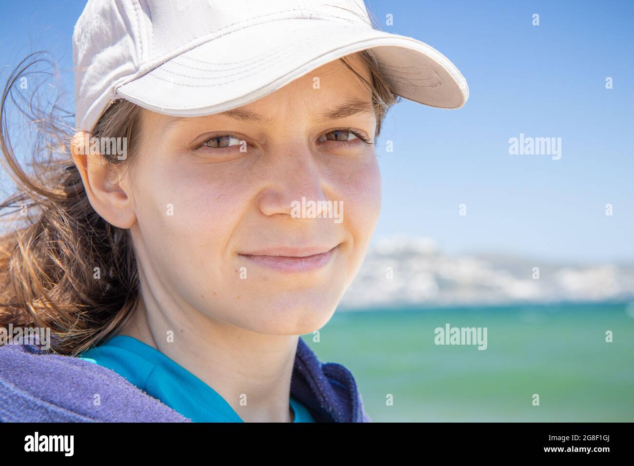 Natürliches Gesichtsporträt einer jungen kaukasischen Frau, keine Retuschierung der Haut, keine Farbkorrektur. Nahaufnahme Mädchen im Freien Porträt auf einem Meeresgrund, Brunet Stockfoto