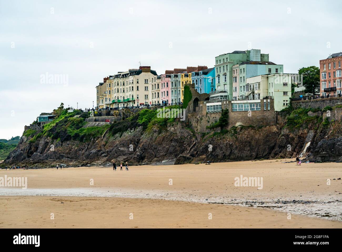 TENBY, WALES - 28. JUNI 2021: Bunte Klippenhäuser in Tenby, einer Küstenstadt in Pembrokeshire, auf der westlichen Seite der Carmarthen Bay Stockfoto