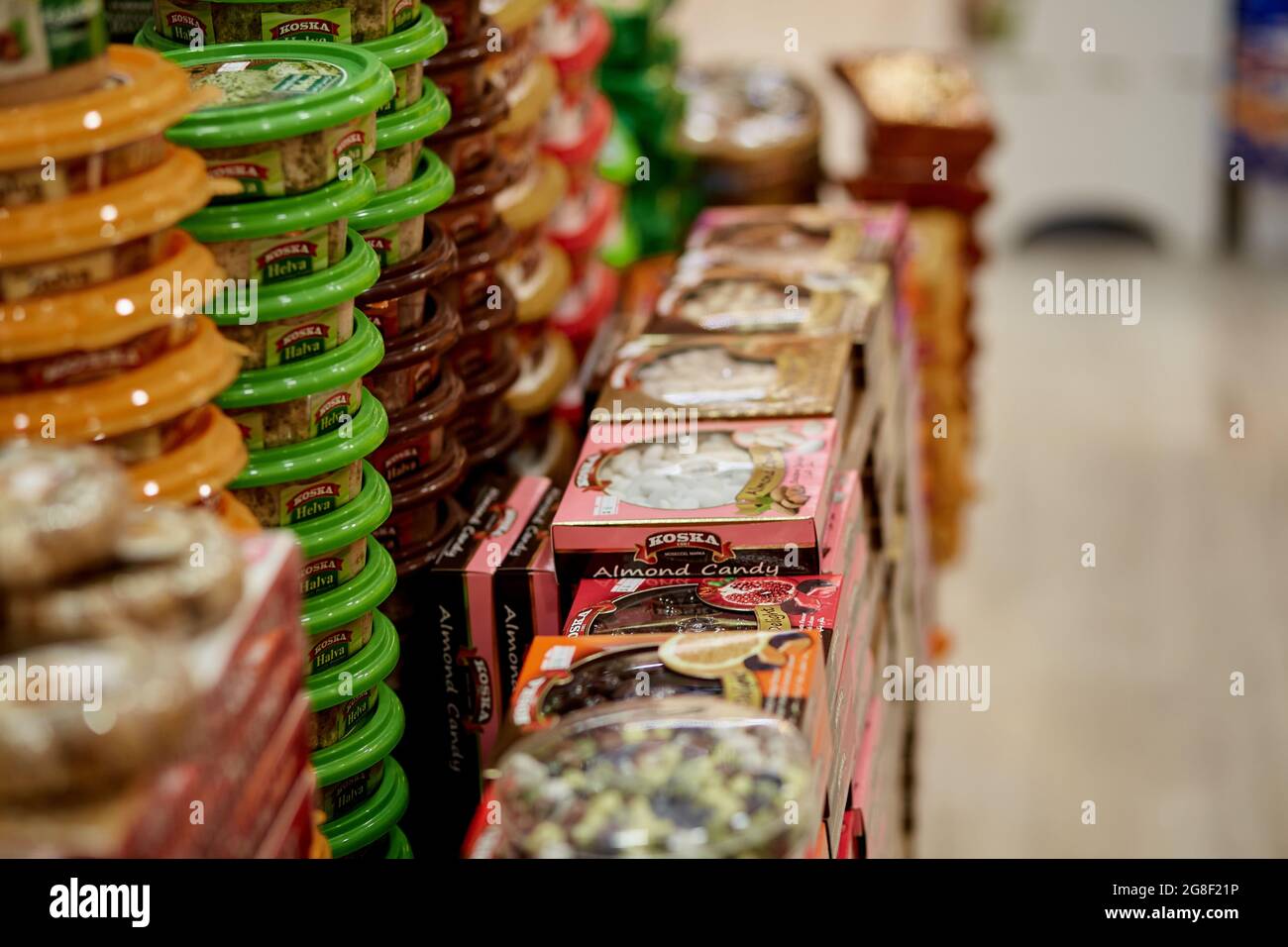 Kemer, Türkei - Mai, 25: Türkische Genüsse auf der Theke im Hypermarkt. Türkischer Delikatessen-Laden. Unscharfer Hintergrund. Speicherplatz kopieren. Stockfoto