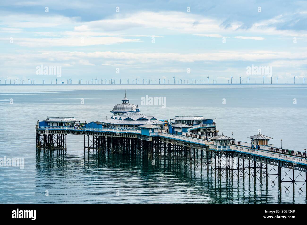 LLANDUDNO, WALES - 04. JULI 2021: Blick auf den Llandudno Pier und einen 576-Megawatt-Windpark Gwynt-y-Mor. Stockfoto