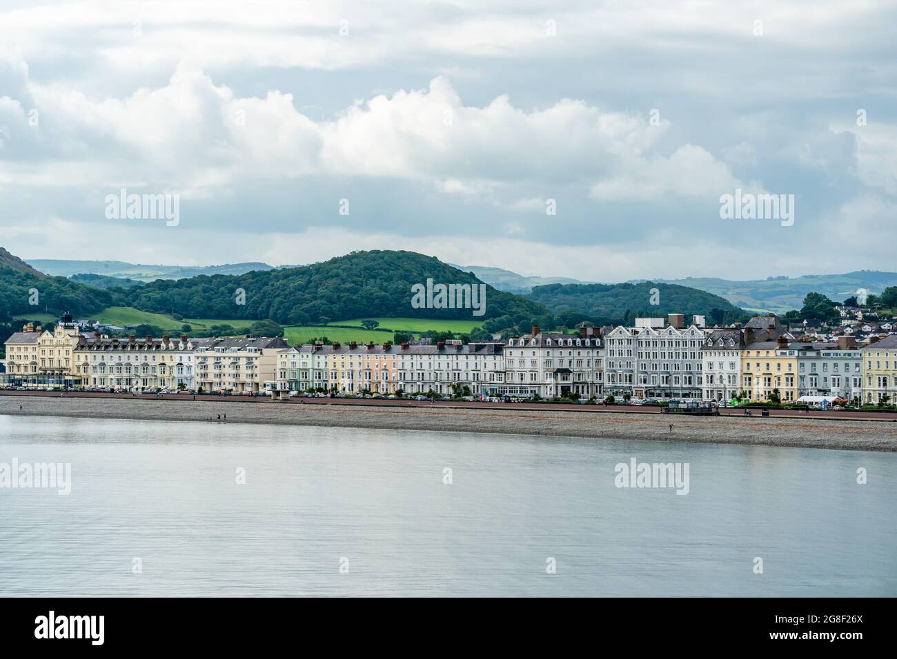 LLANDUDNO, WALES - 04. JULI 2021: Blick auf die kurvige Promenade von Llandudno, gesäumt von Hotels. Stockfoto