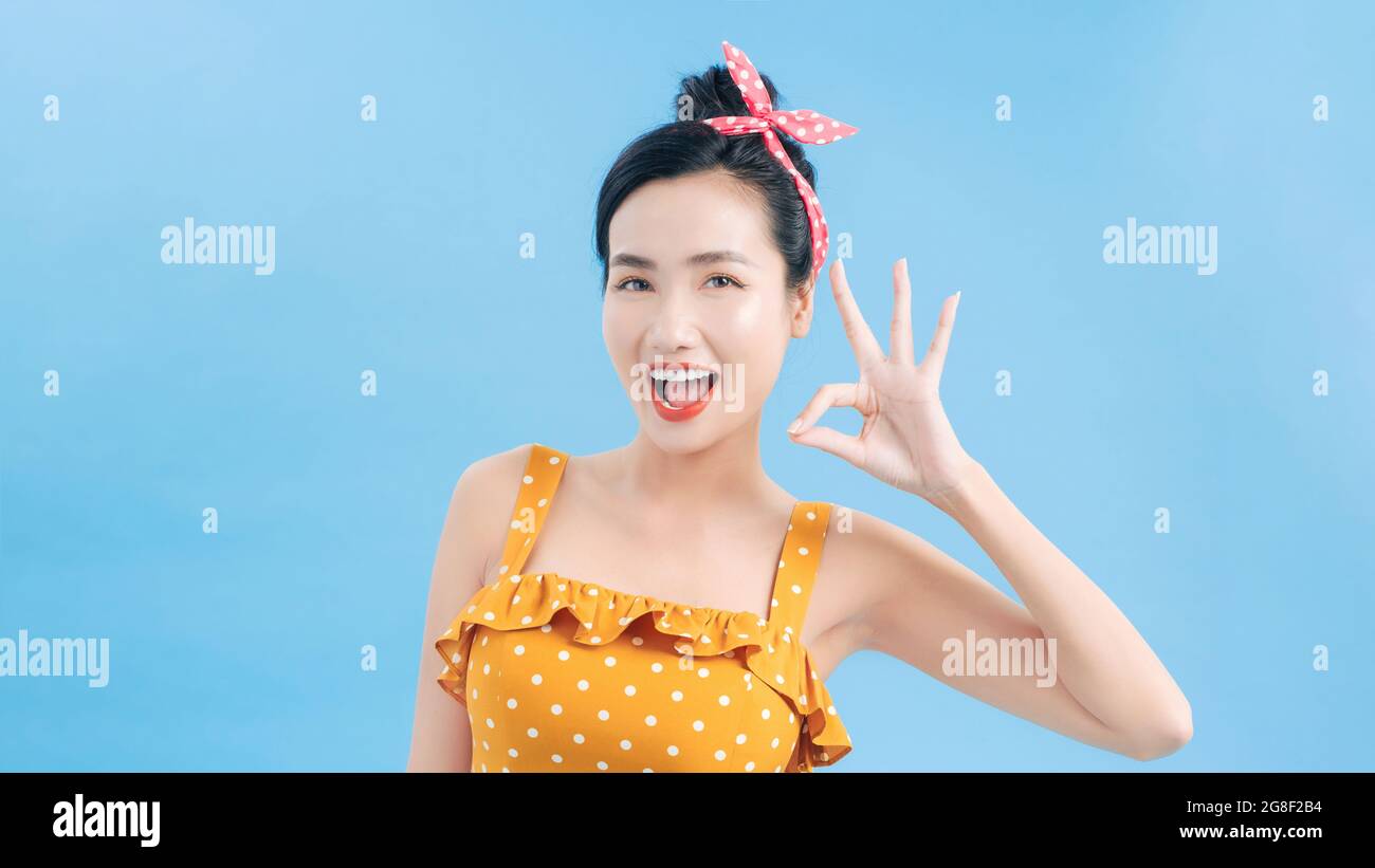 Junge asiatische Frau zeigt ein OK Hand Zeichen. Stockfoto