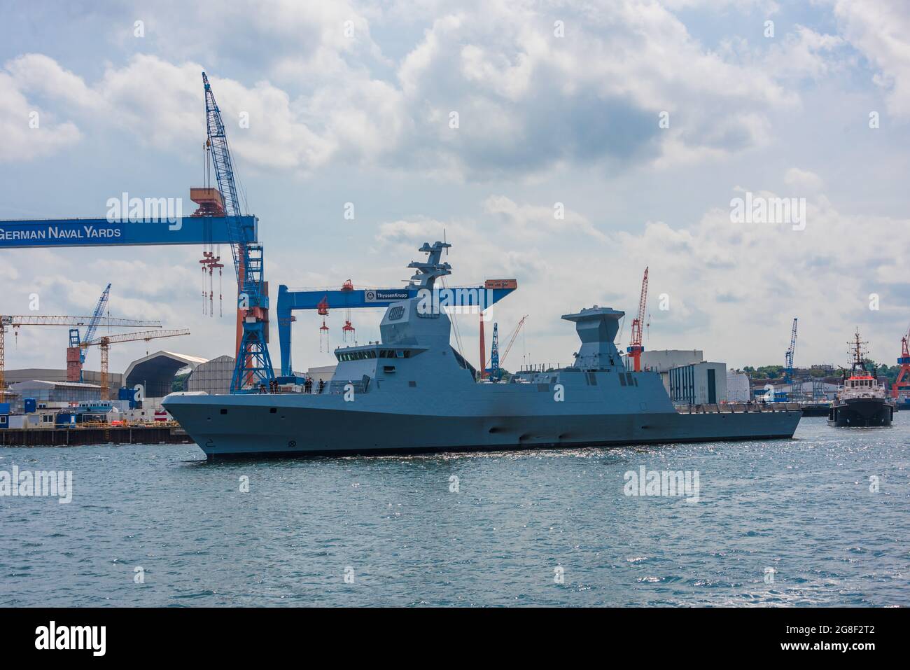Kiel Hafenimpressionen - der Neubau eines Kriegsschiffes auf Probefahrt im Kieler Hafen Stockfoto