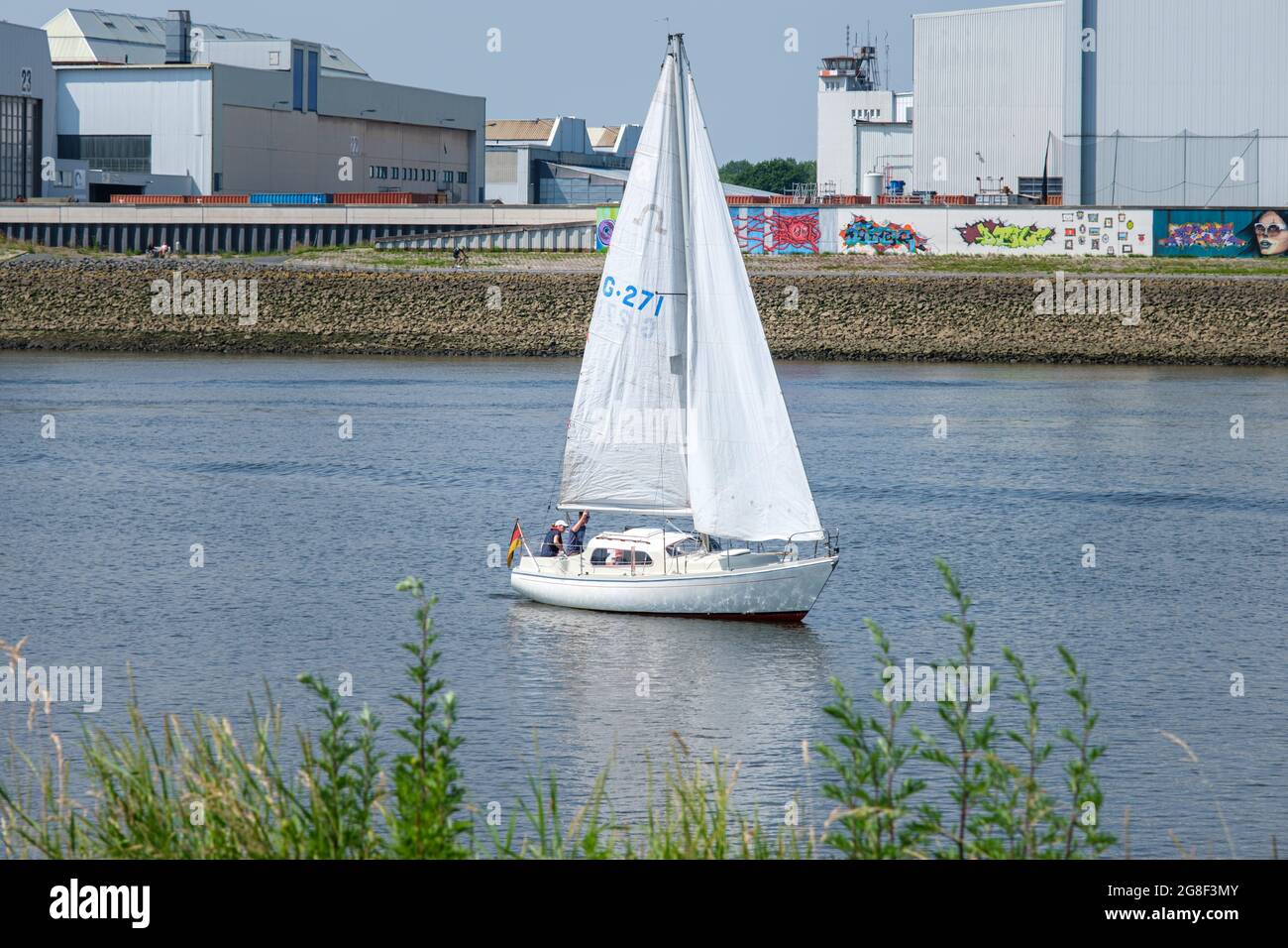 Boot in Weser in Bremen, Deutschland. Boot in der Weser in Bremen, Deutschland. Stockfoto