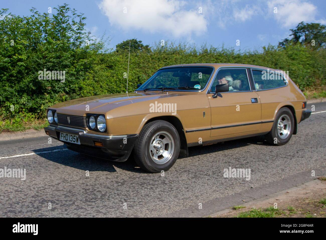 1980 80s braunes Reliant Scimitar GTE 2792cc 2dr Coupé, auf dem Weg zur Capesthorne Hall classic July Car Show, Ceshire, UK Stockfoto