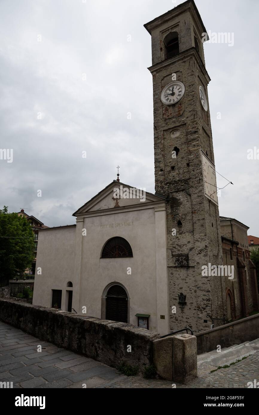 Lanzo-italien-Juni 2021 das historische Zentrum des charakteristischen Dorfes Lanzo am Fuße der Alpen im Piemont. Stockfoto