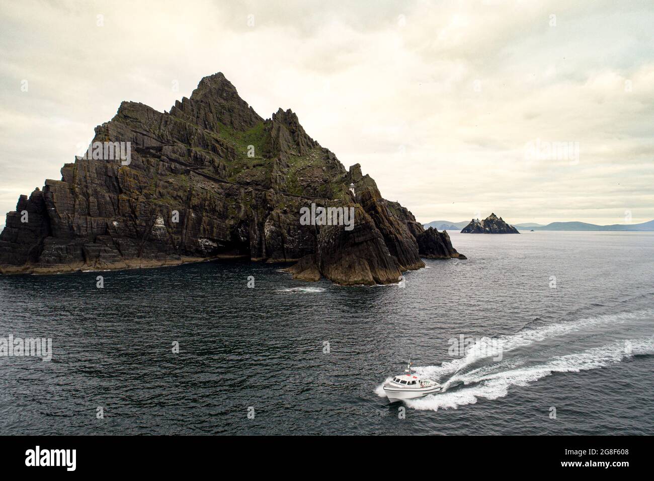 Touristenkreuzfahrtschiff in Skelig Michael, The Skelig Rocks, County Kerry Ireland Stockfoto