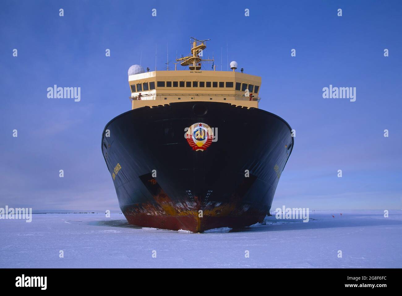 Der russische Eisbrecher Kapitan Khlebnikov parkte im gefrorenen Meer am Atka Iceport oder in der Atka Bay, Weddellmeer, Antarktis Stockfoto